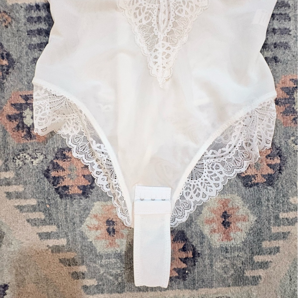 Very Sexy Feminine Romantic Bodysuit Size Medium Off White & Tan Lace - Picture 2 of 8